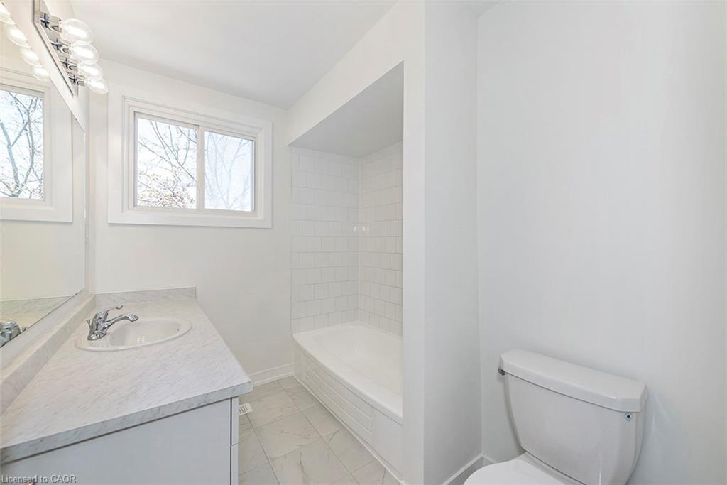 8-20 Anna Capri Drive, Hamilton, ON - Indoor Photo Showing Bathroom