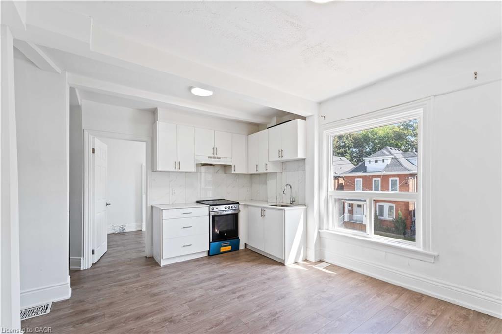 3-110 Myrtle Avenue, Hamilton, ON - Indoor Photo Showing Kitchen