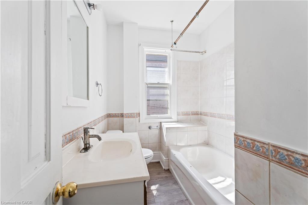 3-110 Myrtle Avenue, Hamilton, ON - Indoor Photo Showing Bathroom