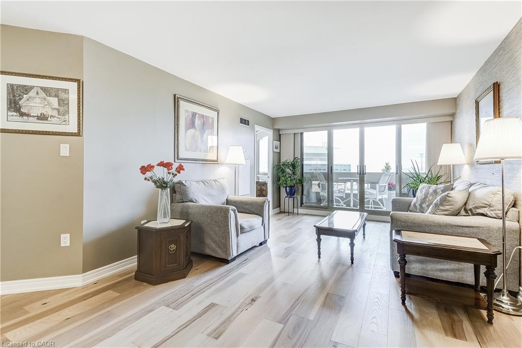 809-1201 North Shore Boulevard E, Burlington, ON - Indoor Photo Showing Living Room