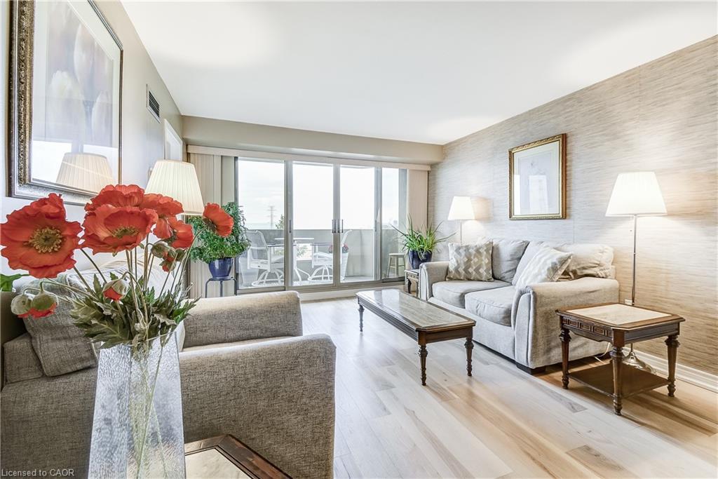 809-1201 North Shore Boulevard E, Burlington, ON - Indoor Photo Showing Living Room