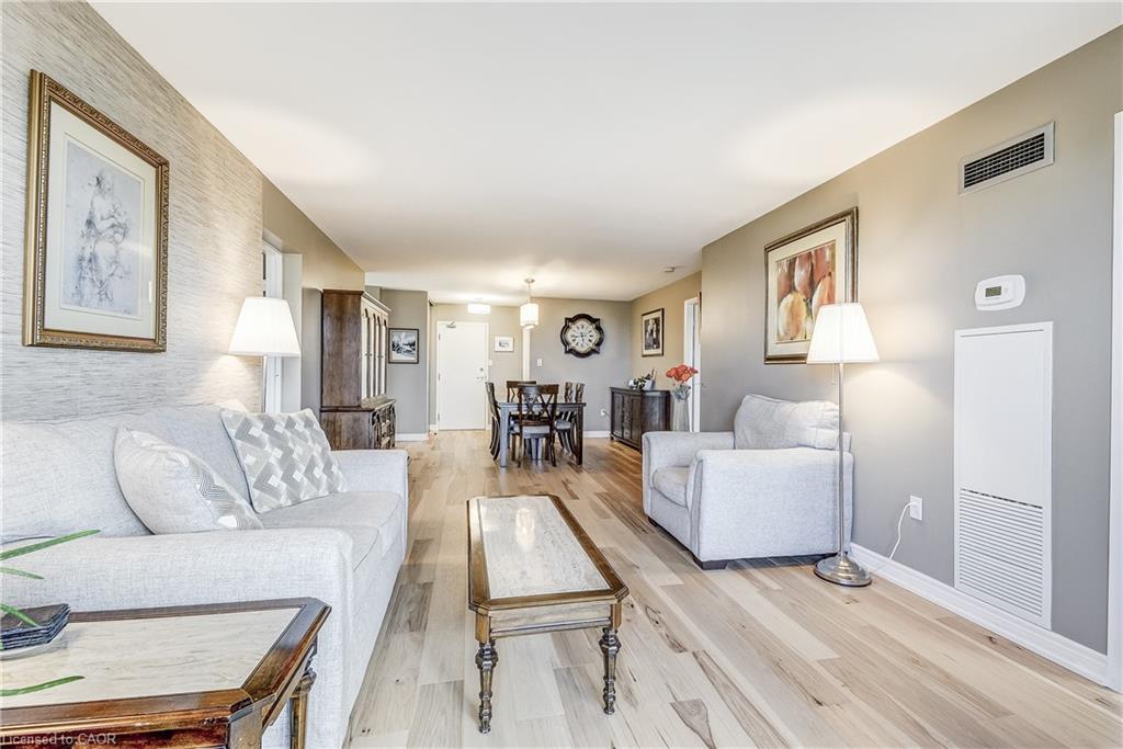 809-1201 North Shore Boulevard E, Burlington, ON - Indoor Photo Showing Living Room