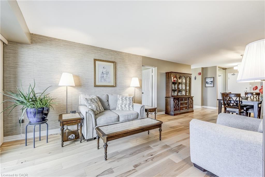 809-1201 North Shore Boulevard E, Burlington, ON - Indoor Photo Showing Living Room