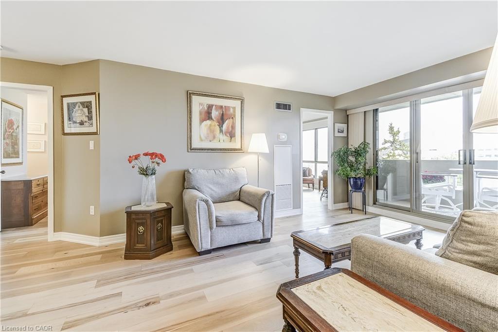 809-1201 North Shore Boulevard E, Burlington, ON - Indoor Photo Showing Living Room