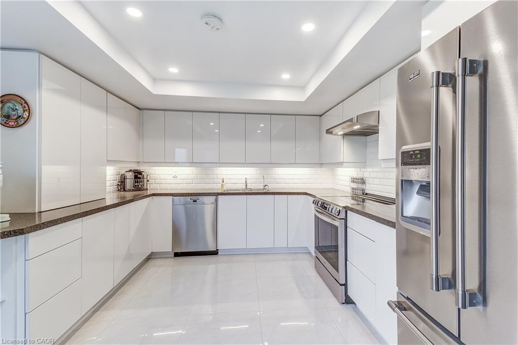 809-1201 North Shore Boulevard E, Burlington, ON - Indoor Photo Showing Kitchen With Stainless Steel Kitchen With Upgraded Kitchen