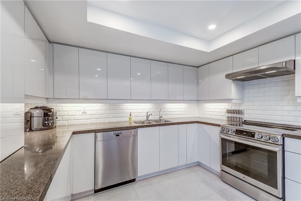 809-1201 North Shore Boulevard E, Burlington, ON - Indoor Photo Showing Kitchen With Stainless Steel Kitchen With Double Sink With Upgraded Kitchen
