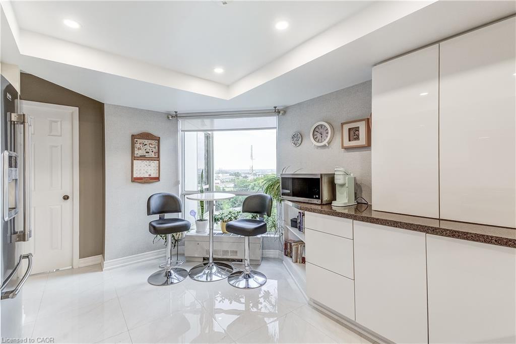 809-1201 North Shore Boulevard E, Burlington, ON - Indoor