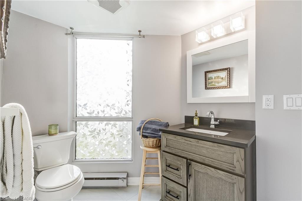 809-1201 North Shore Boulevard E, Burlington, ON - Indoor Photo Showing Bathroom