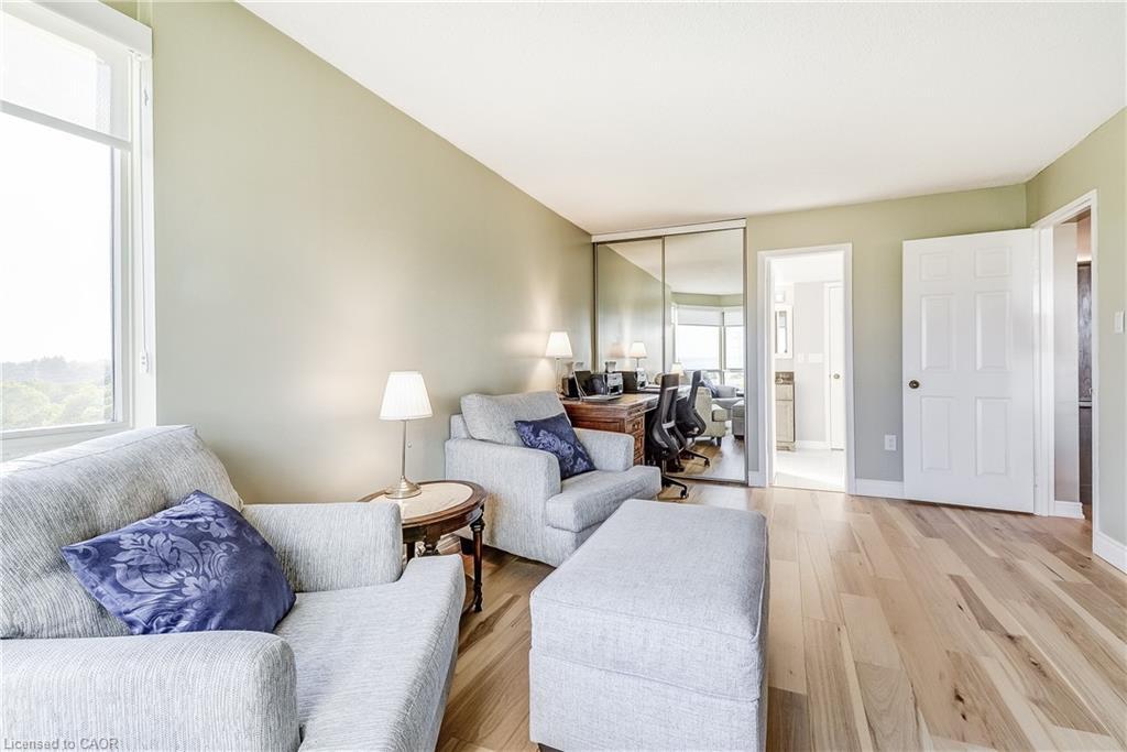 809-1201 North Shore Boulevard E, Burlington, ON - Indoor Photo Showing Living Room