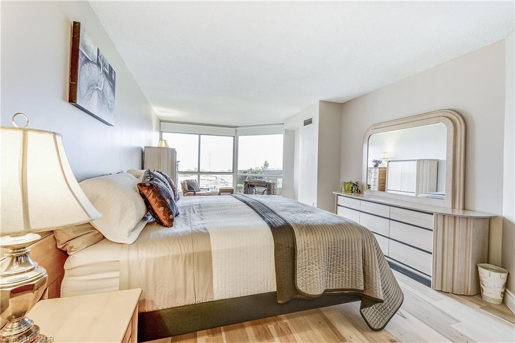 809-1201 North Shore Boulevard E, Burlington, ON - Indoor Photo Showing Bedroom