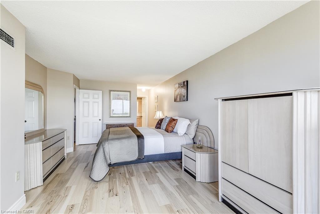 809-1201 North Shore Boulevard E, Burlington, ON - Indoor Photo Showing Bedroom