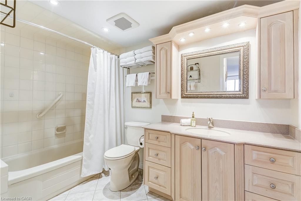 809-1201 North Shore Boulevard E, Burlington, ON - Indoor Photo Showing Bathroom