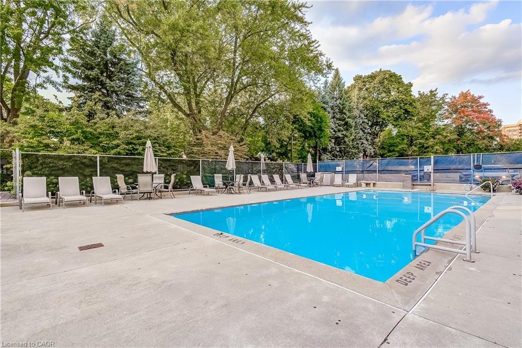 809-1201 North Shore Boulevard E, Burlington, ON - Outdoor With In Ground Pool