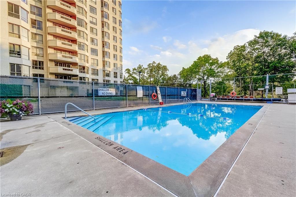 809-1201 North Shore Boulevard E, Burlington, ON - Outdoor With In Ground Pool