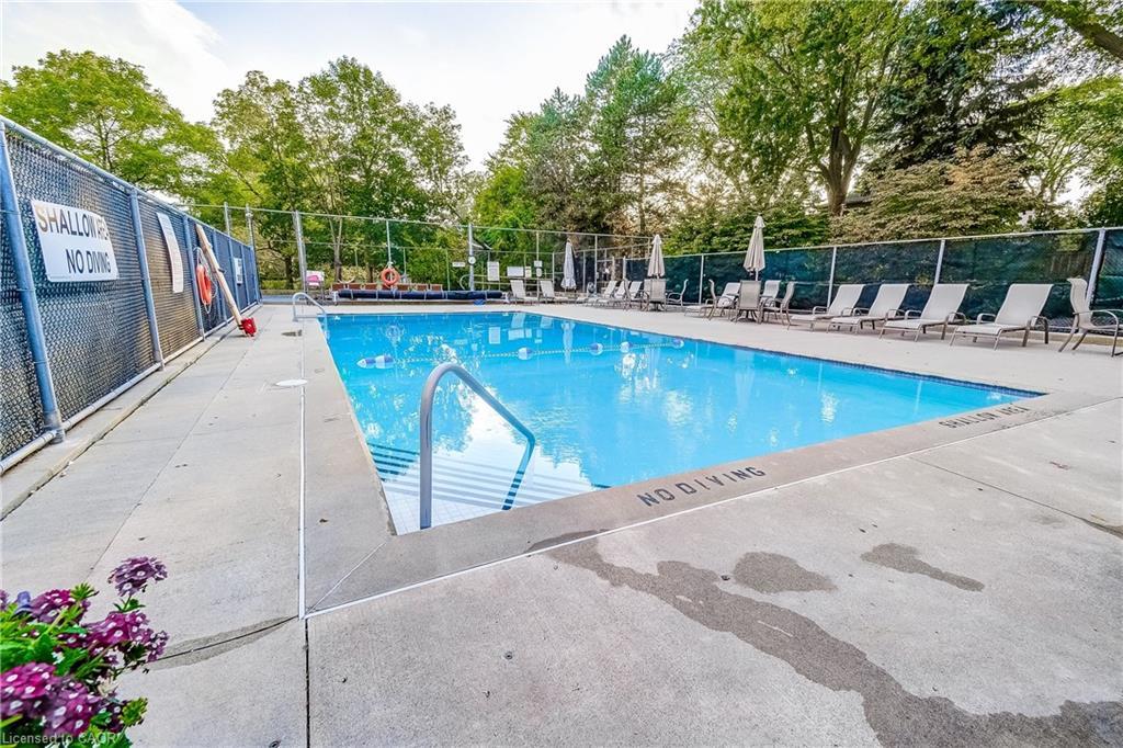 809-1201 North Shore Boulevard E, Burlington, ON - Outdoor With In Ground Pool