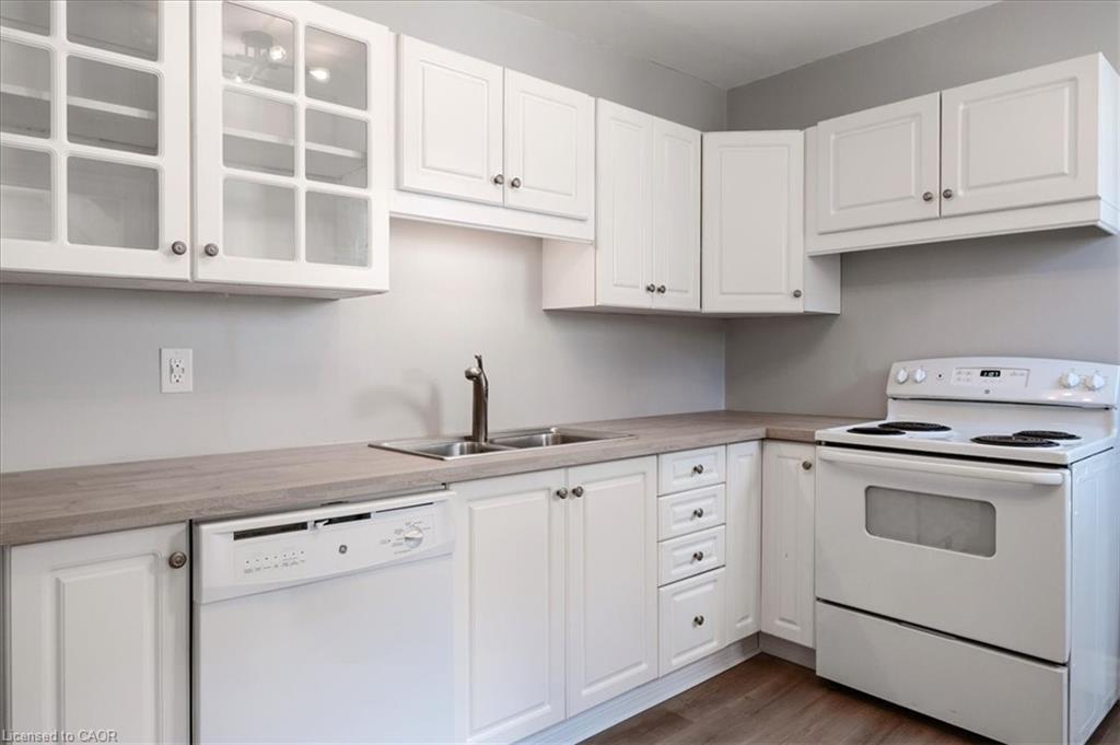 136 Robinson Street, Simcoe, ON - Indoor Photo Showing Kitchen With Double Sink