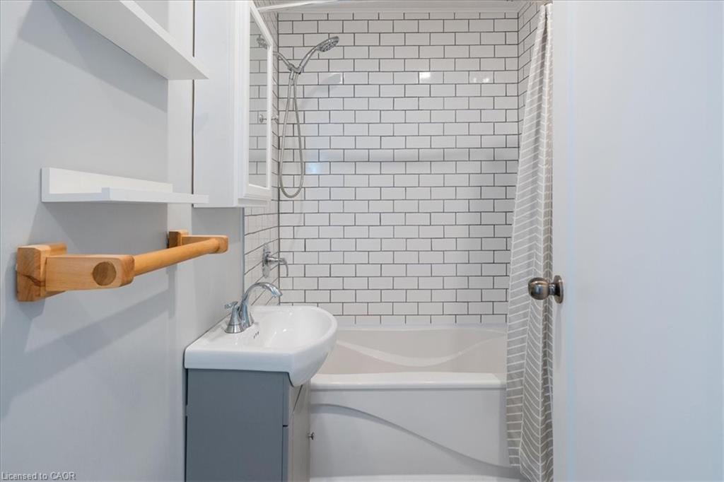 136 Robinson Street, Simcoe, ON - Indoor Photo Showing Bathroom