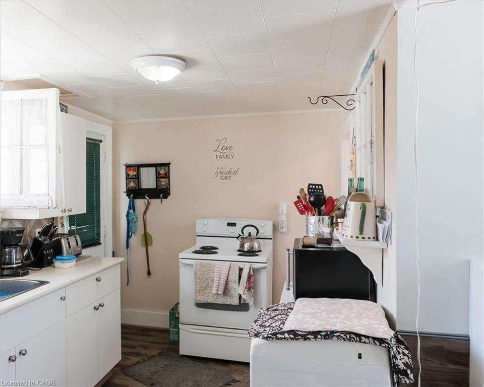136 Robinson Street, Simcoe, ON - Indoor Photo Showing Kitchen