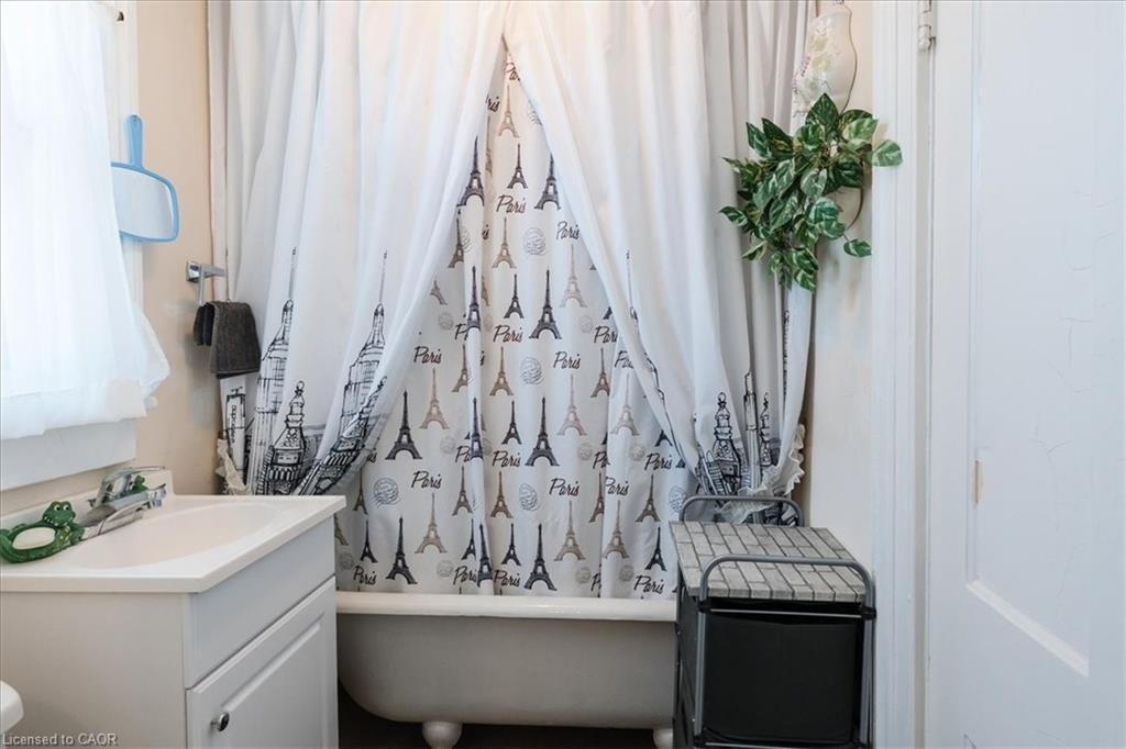 136 Robinson Street, Simcoe, ON - Indoor Photo Showing Bathroom