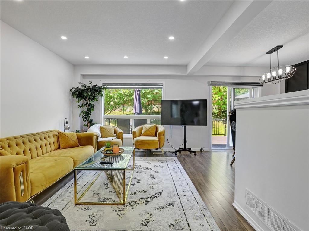 209 Briarmeadow Drive, Kitchener, ON - Indoor Photo Showing Living Room