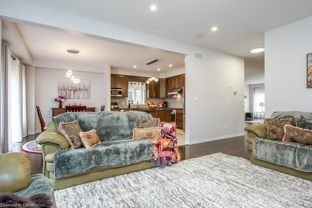 573 Sundew Drive, Waterloo, ON - Indoor Photo Showing Living Room