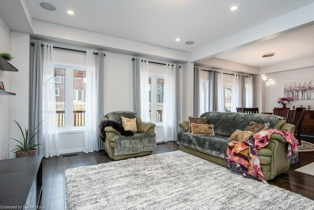 573 Sundew Drive, Waterloo, ON - Indoor Photo Showing Living Room