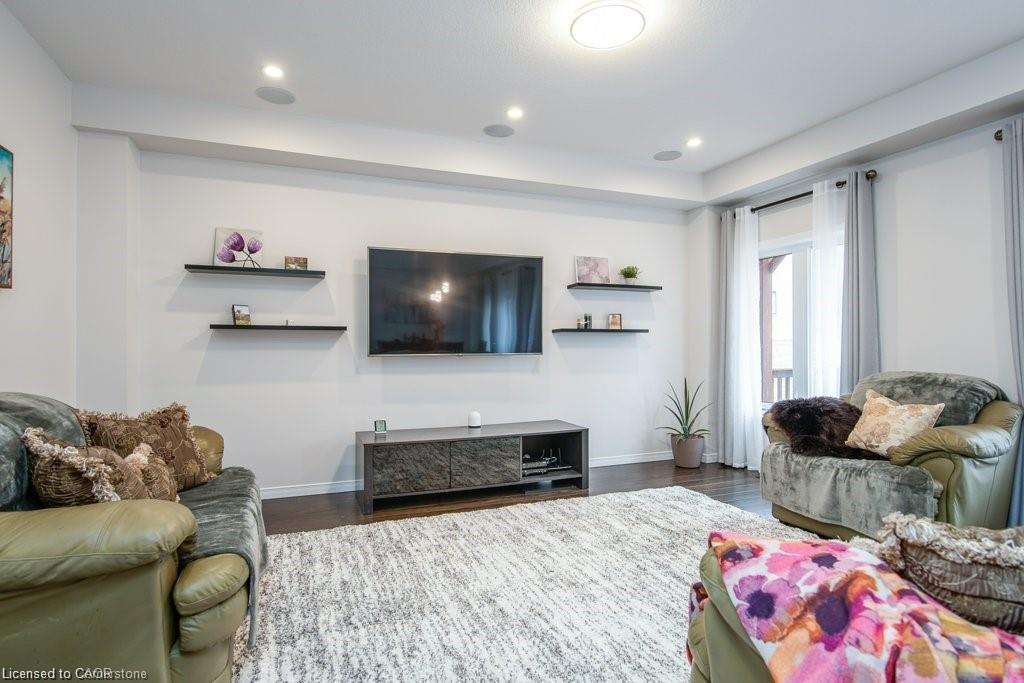 573 Sundew Drive, Waterloo, ON - Indoor Photo Showing Living Room