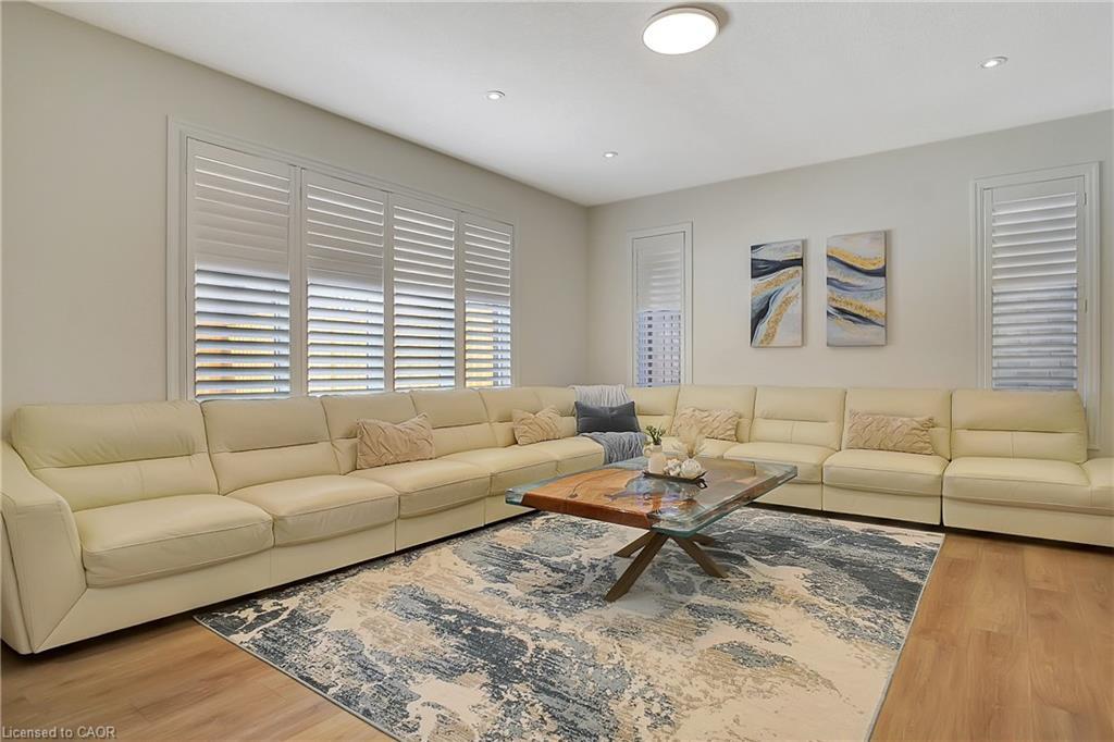 909 Dunnigan Court, Kitchener, ON - Indoor Photo Showing Living Room