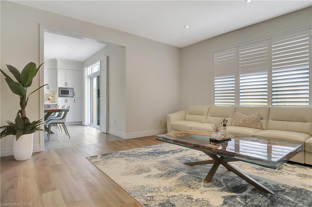 909 Dunnigan Court, Kitchener, ON - Indoor Photo Showing Living Room