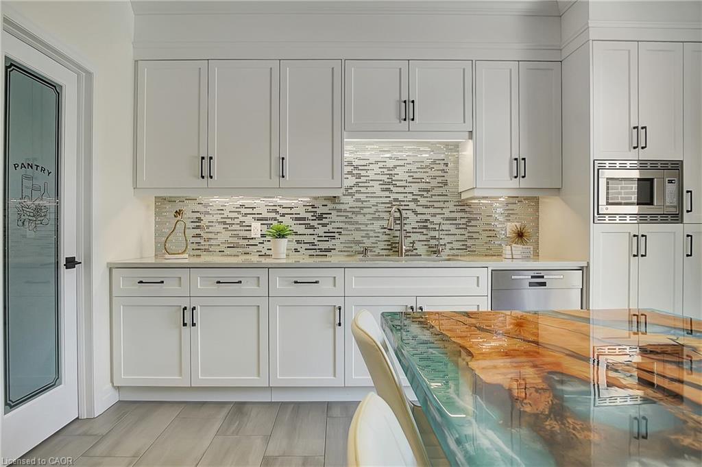 909 Dunnigan Court, Kitchener, ON - Indoor Photo Showing Kitchen With Upgraded Kitchen