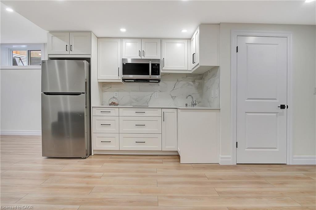 909 Dunnigan Court, Kitchener, ON - Indoor Photo Showing Kitchen