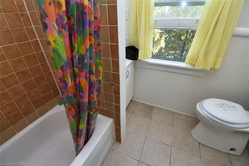 14 Spruceside Avenue, Hamilton, ON - Indoor Photo Showing Bathroom