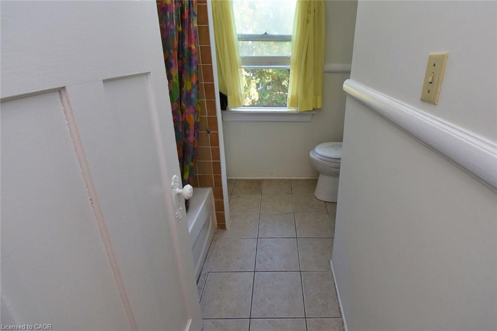 14 Spruceside Avenue, Hamilton, ON - Indoor Photo Showing Bathroom