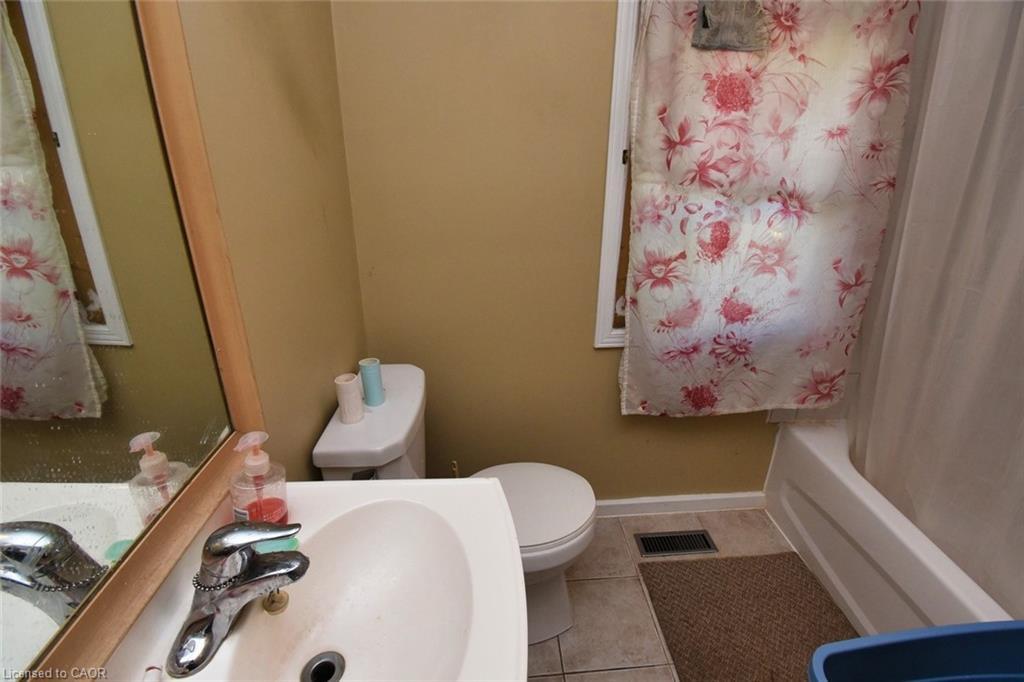 14 Spruceside Avenue, Hamilton, ON - Indoor Photo Showing Bathroom