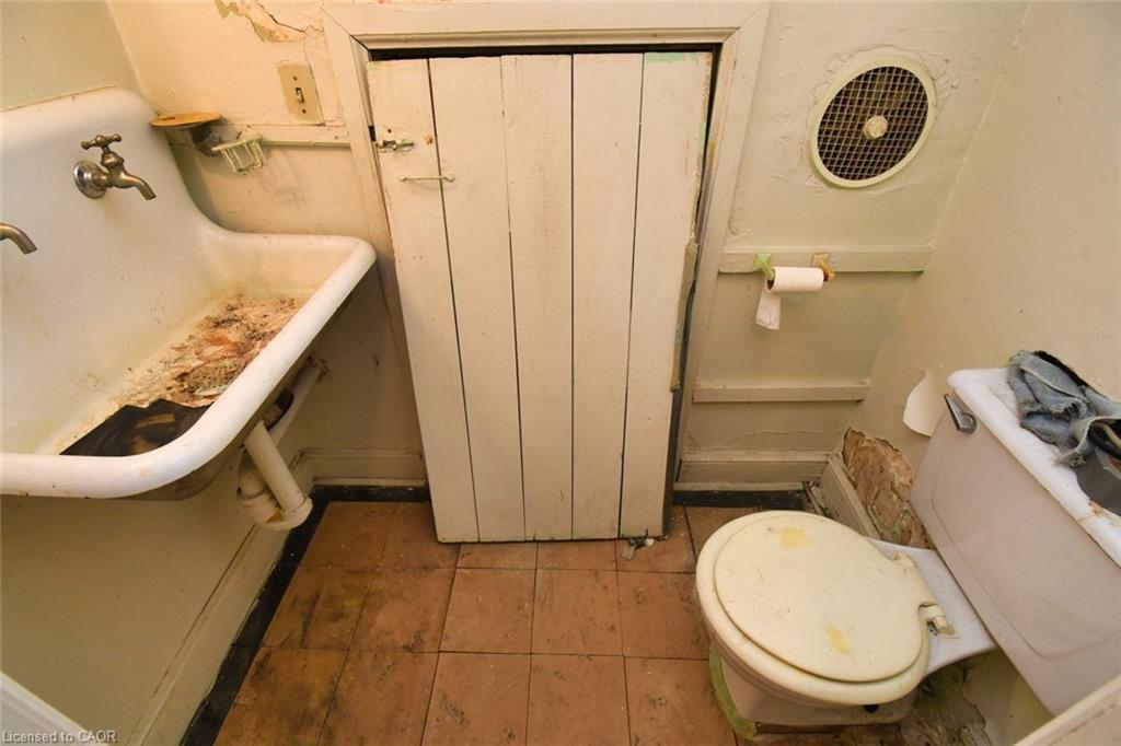 14 Spruceside Avenue, Hamilton, ON - Indoor Photo Showing Bathroom