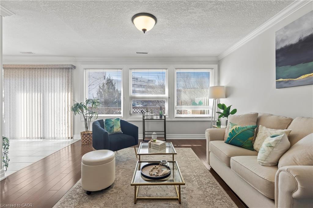 12 Nolan Trail, Hamilton, ON - Indoor Photo Showing Living Room