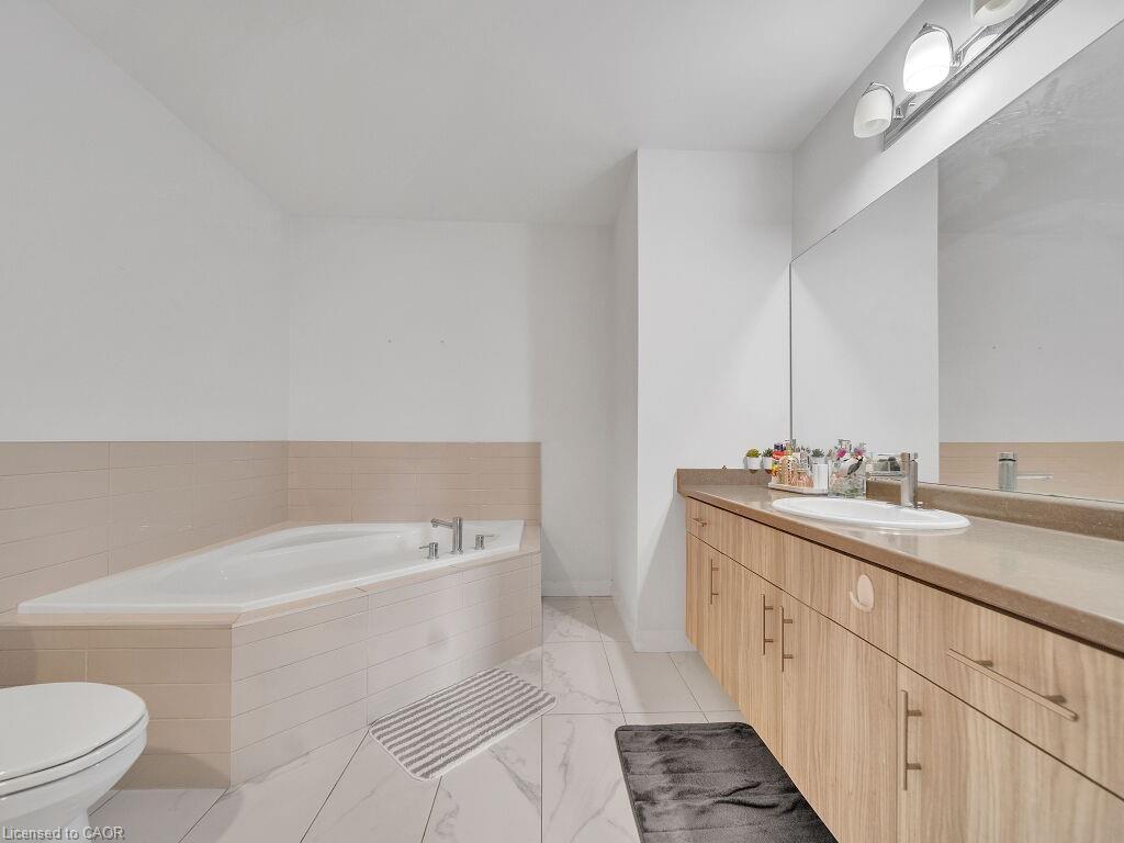 30 Times Square Boulevard, Hamilton, ON - Indoor Photo Showing Bathroom
