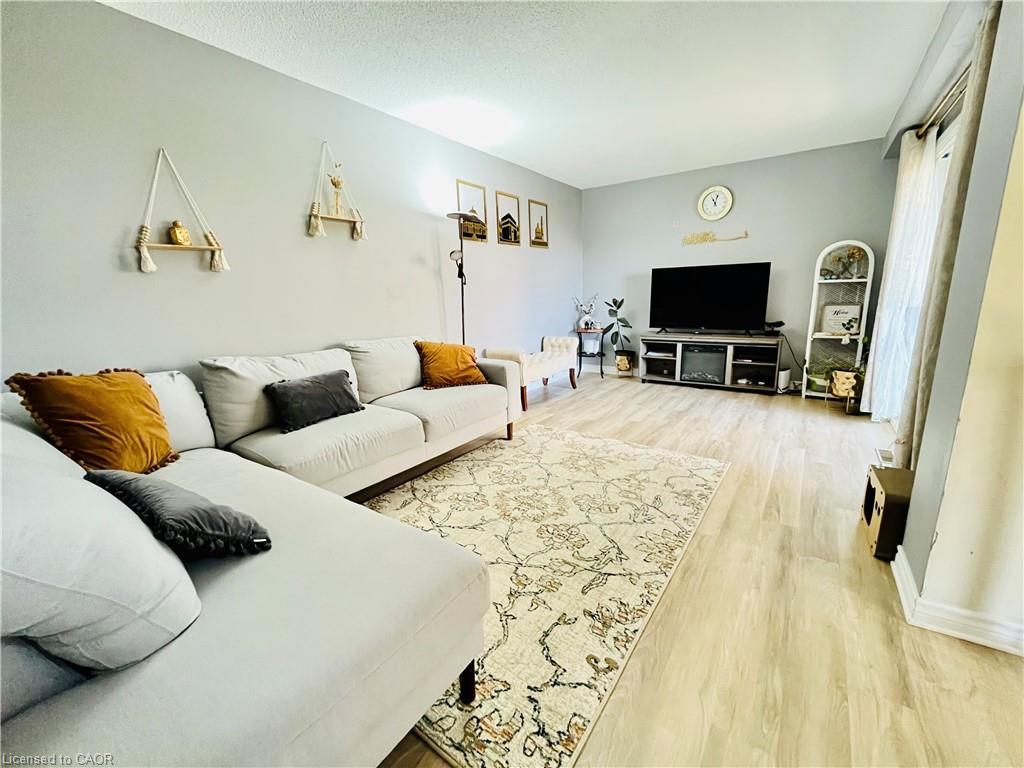 18-1300 Upper Ottawa Street, Hamilton, ON - Indoor Photo Showing Living Room