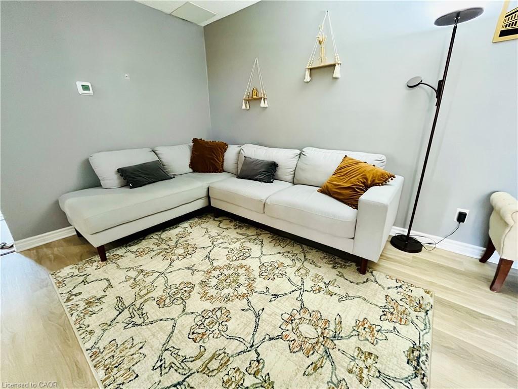 18-1300 Upper Ottawa Street, Hamilton, ON - Indoor Photo Showing Living Room