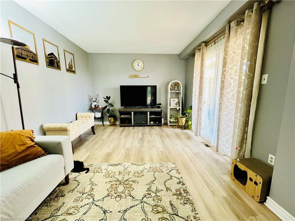 18-1300 Upper Ottawa Street, Hamilton, ON - Indoor Photo Showing Living Room