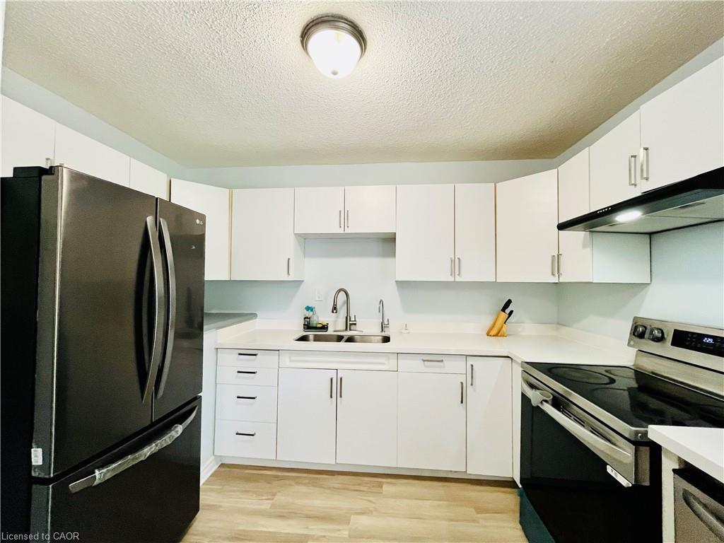 18-1300 Upper Ottawa Street, Hamilton, ON - Indoor Photo Showing Kitchen With Double Sink With Upgraded Kitchen