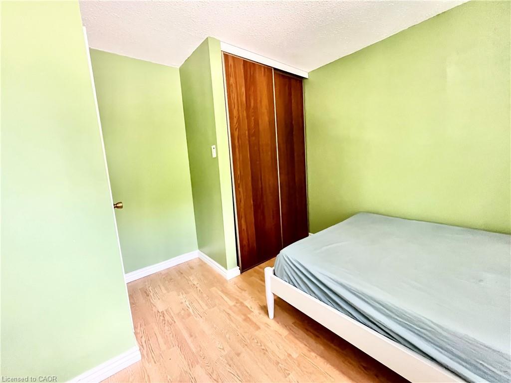 18-1300 Upper Ottawa Street, Hamilton, ON - Indoor Photo Showing Bedroom