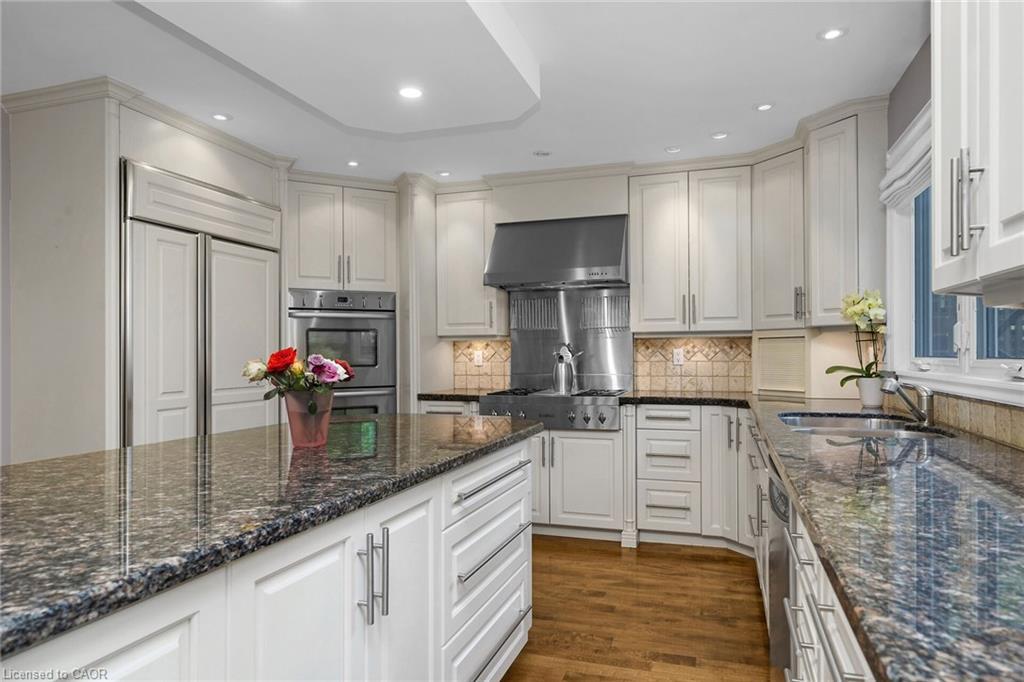 1574 Heritage Way, Oakville, ON - Indoor Photo Showing Kitchen With Upgraded Kitchen