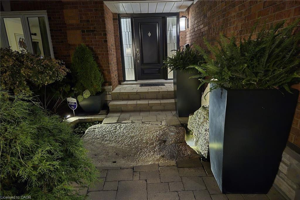 1574 Heritage Way, Oakville, ON - Outdoor