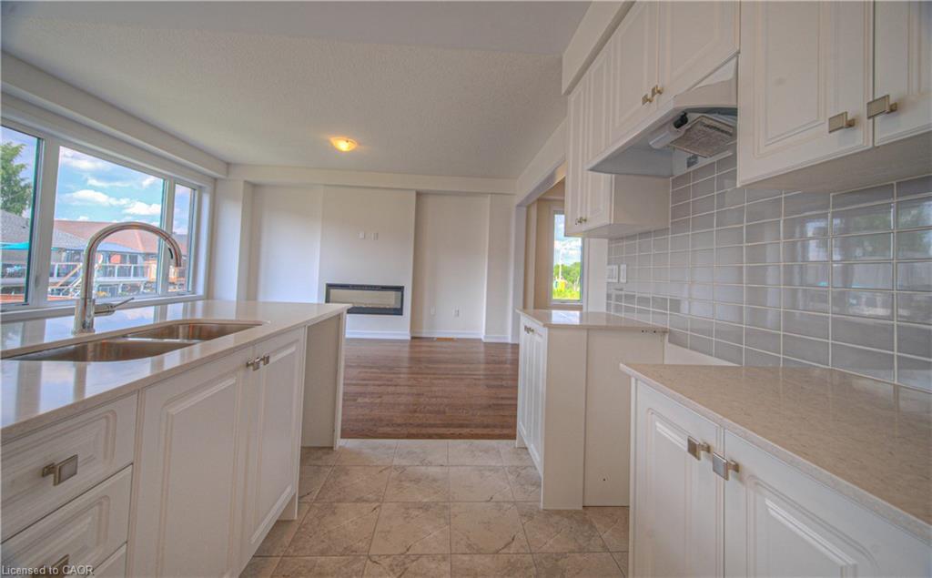 100 Moss Drive Drive, Cambridge, ON - Indoor Photo Showing Kitchen With Double Sink