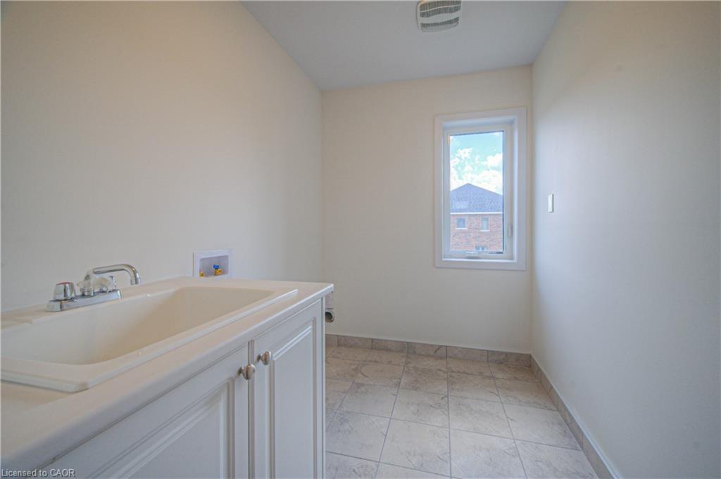 100 Moss Drive Drive, Cambridge, ON - Indoor Photo Showing Bathroom