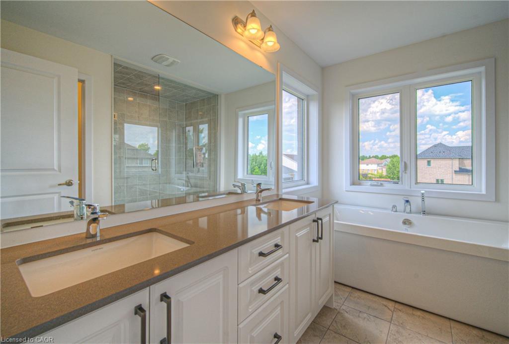 100 Moss Drive Drive, Cambridge, ON - Indoor Photo Showing Bathroom