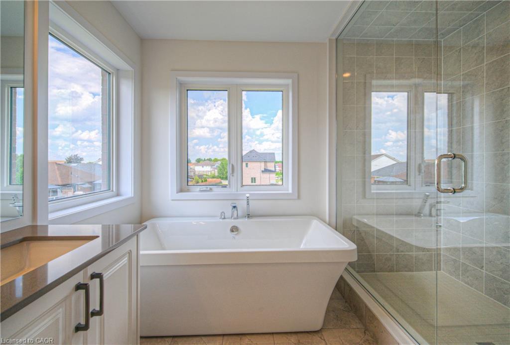 100 Moss Drive Drive, Cambridge, ON - Indoor Photo Showing Bathroom