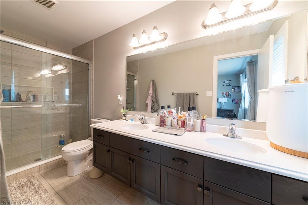 933 Robert Ferrie Drive, Kitchener, ON - Indoor Photo Showing Bathroom