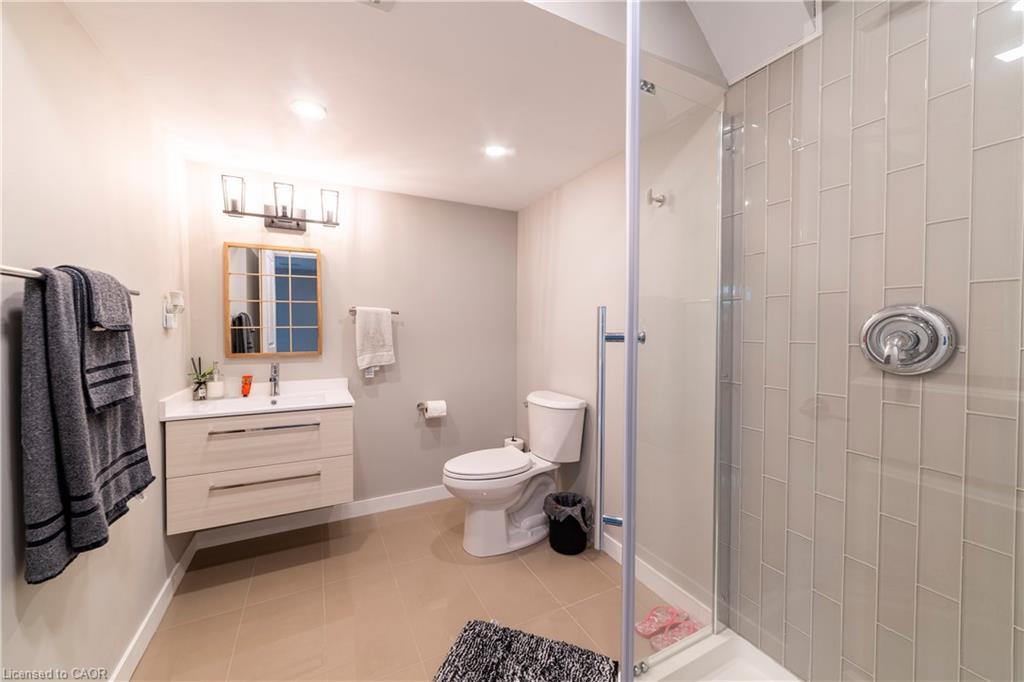 933 Robert Ferrie Drive, Kitchener, ON - Indoor Photo Showing Bathroom